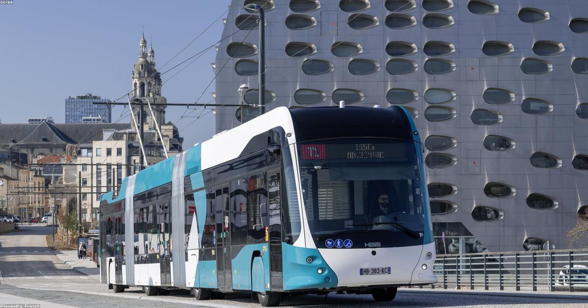 Éléments de la mode futuriste qui commencent à émerger